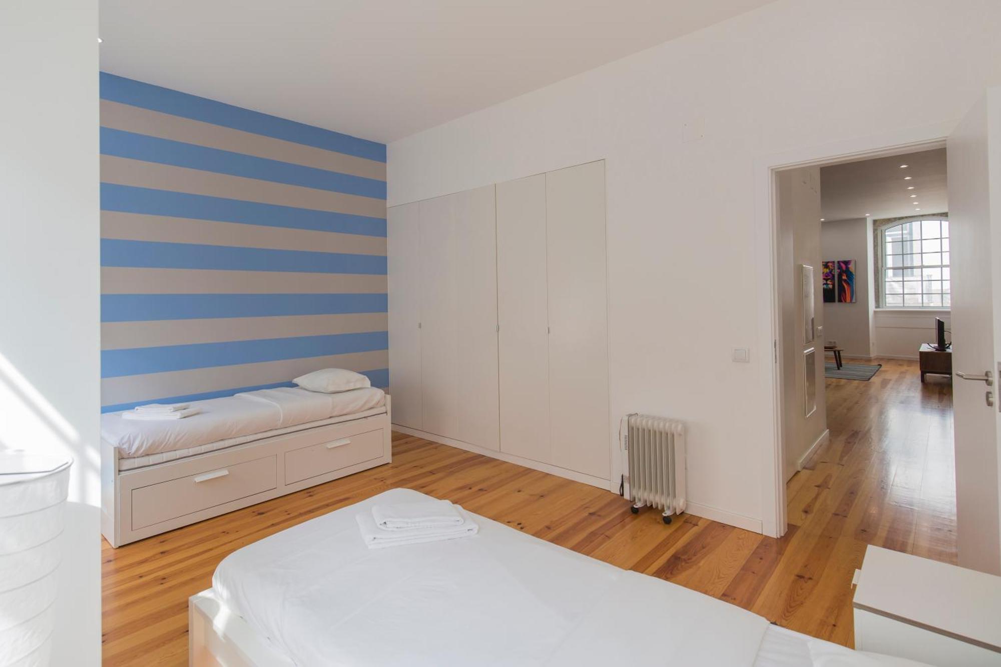 100 A - Flat By Pink St. *