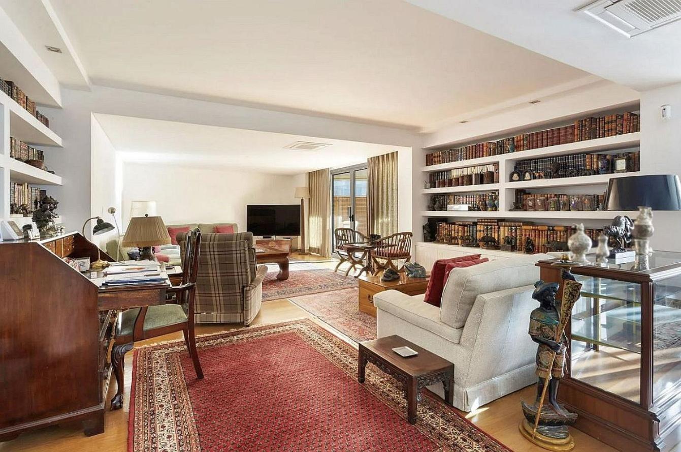 Elegant Flat