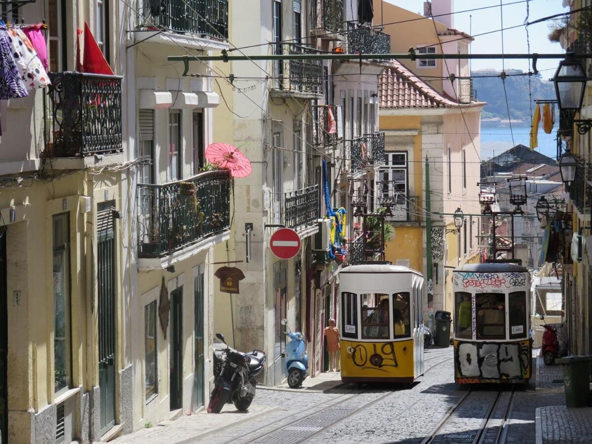 Spacious & Bright 3 Bedroom Apt, Iconic Bica Area, Historical Center Lisboa