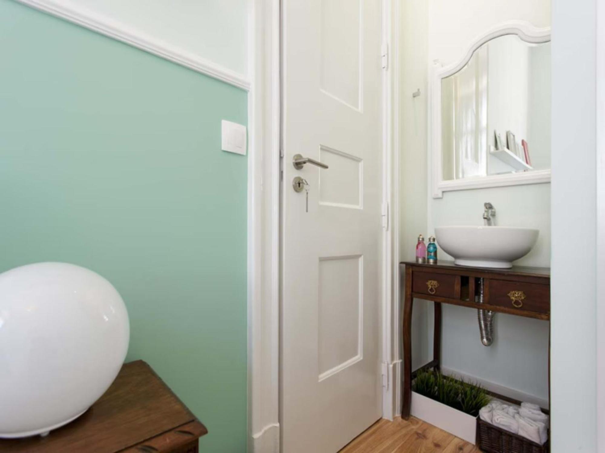 Appartement 2 Bedroom Located Heart Of *