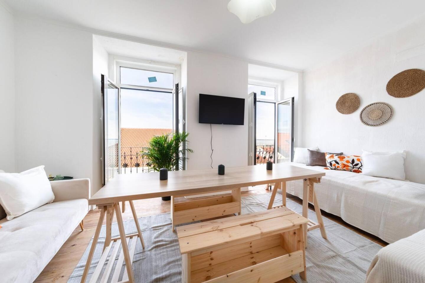 Spacious 5 Bedroom - River Views