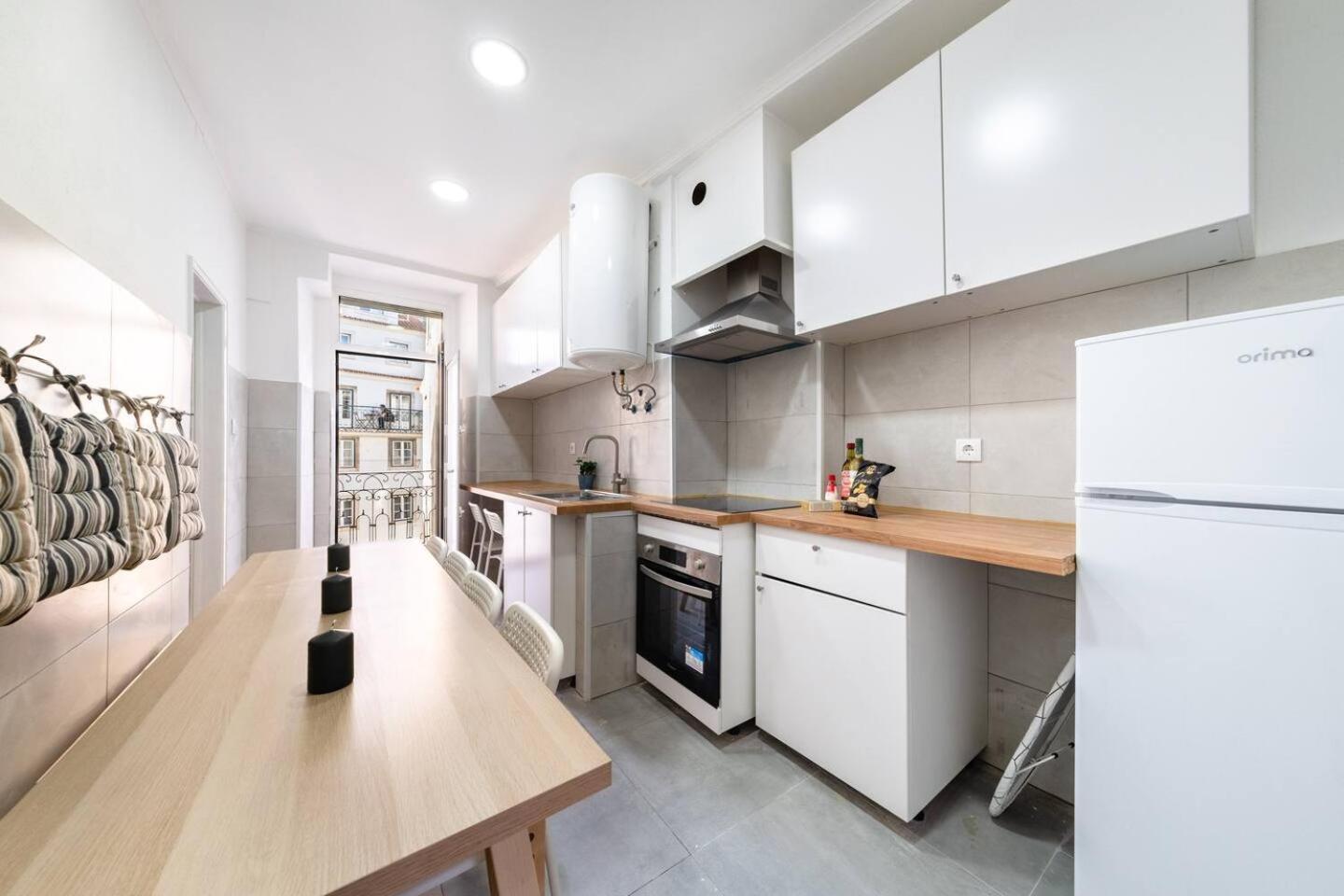 Spacious 5 Bedroom - River Views *