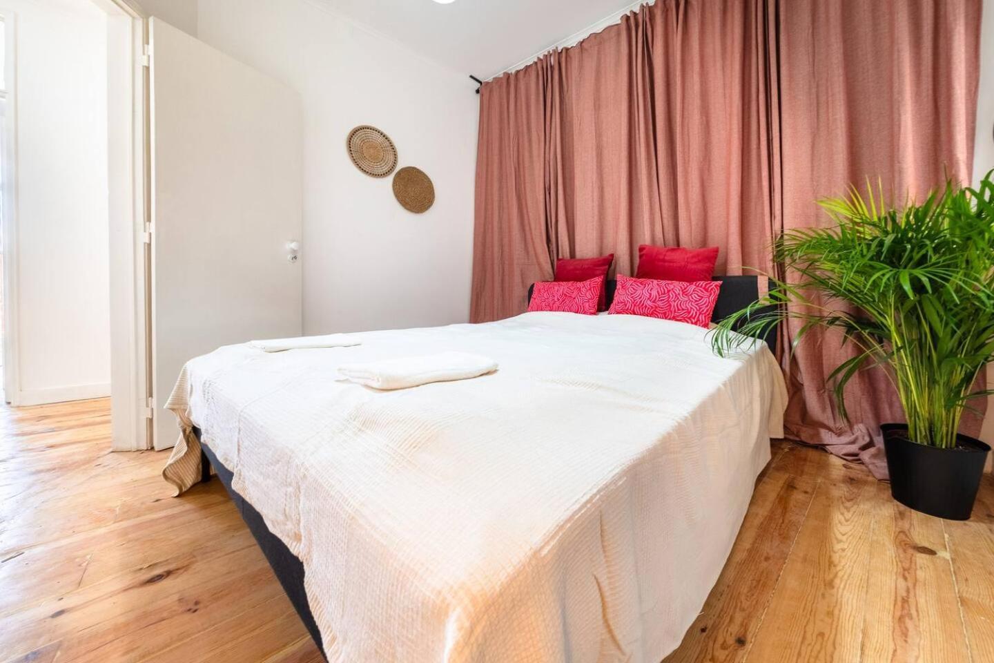 Spacious 5 Bedroom - River Views