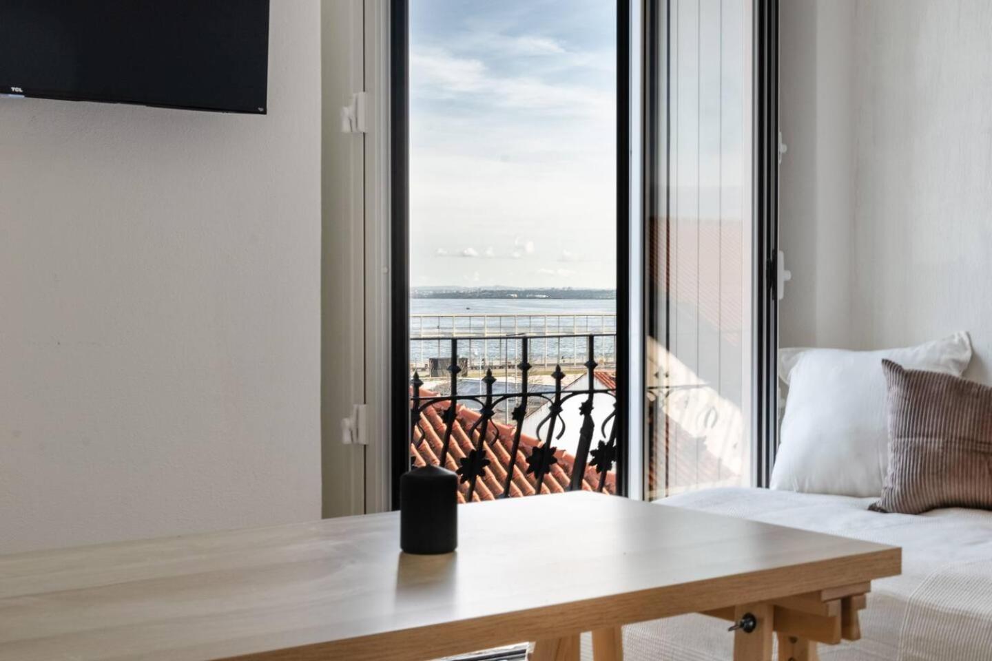 Spacious 5 Bedroom - River Views Appartement