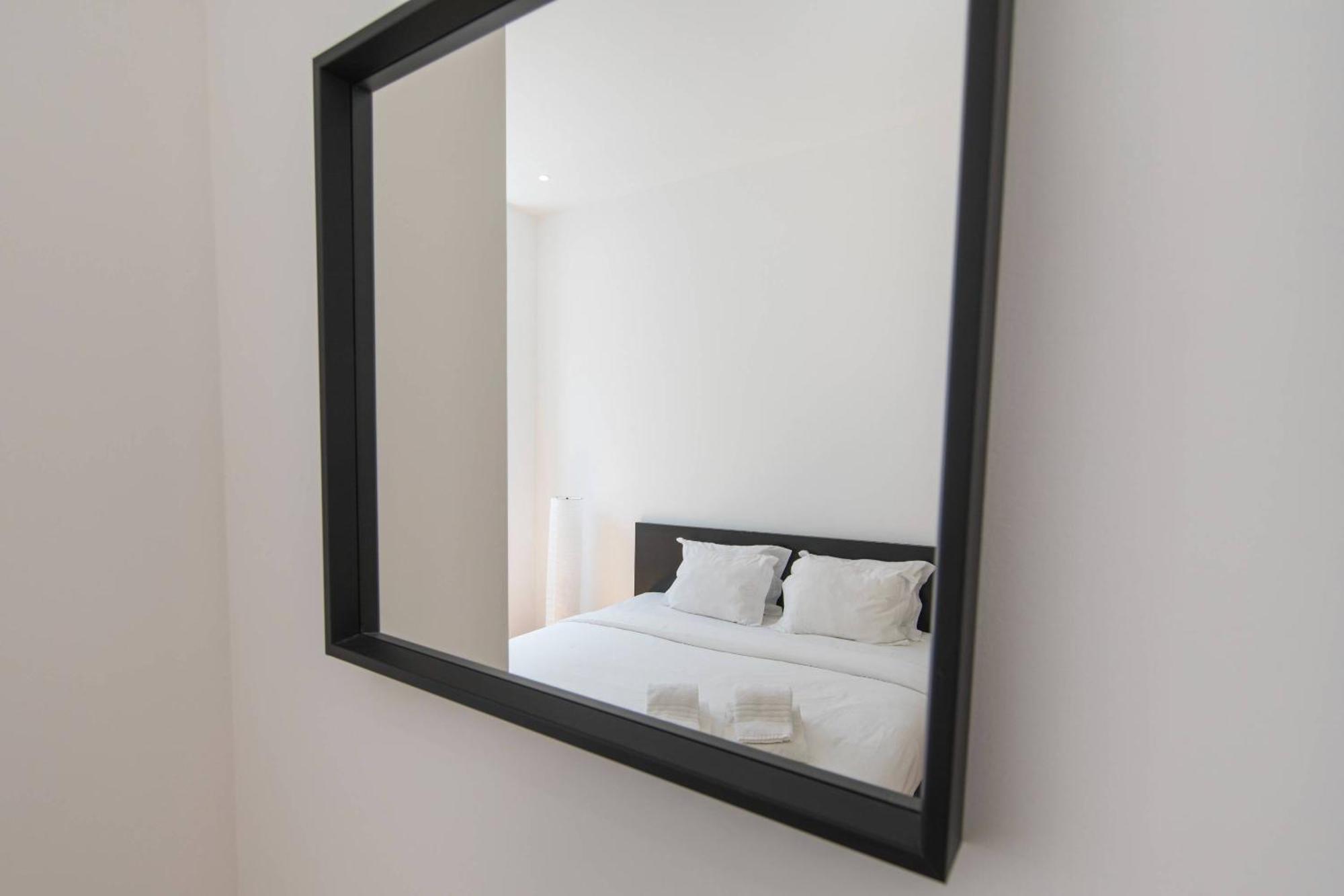 100 A - Flat By Pink St.