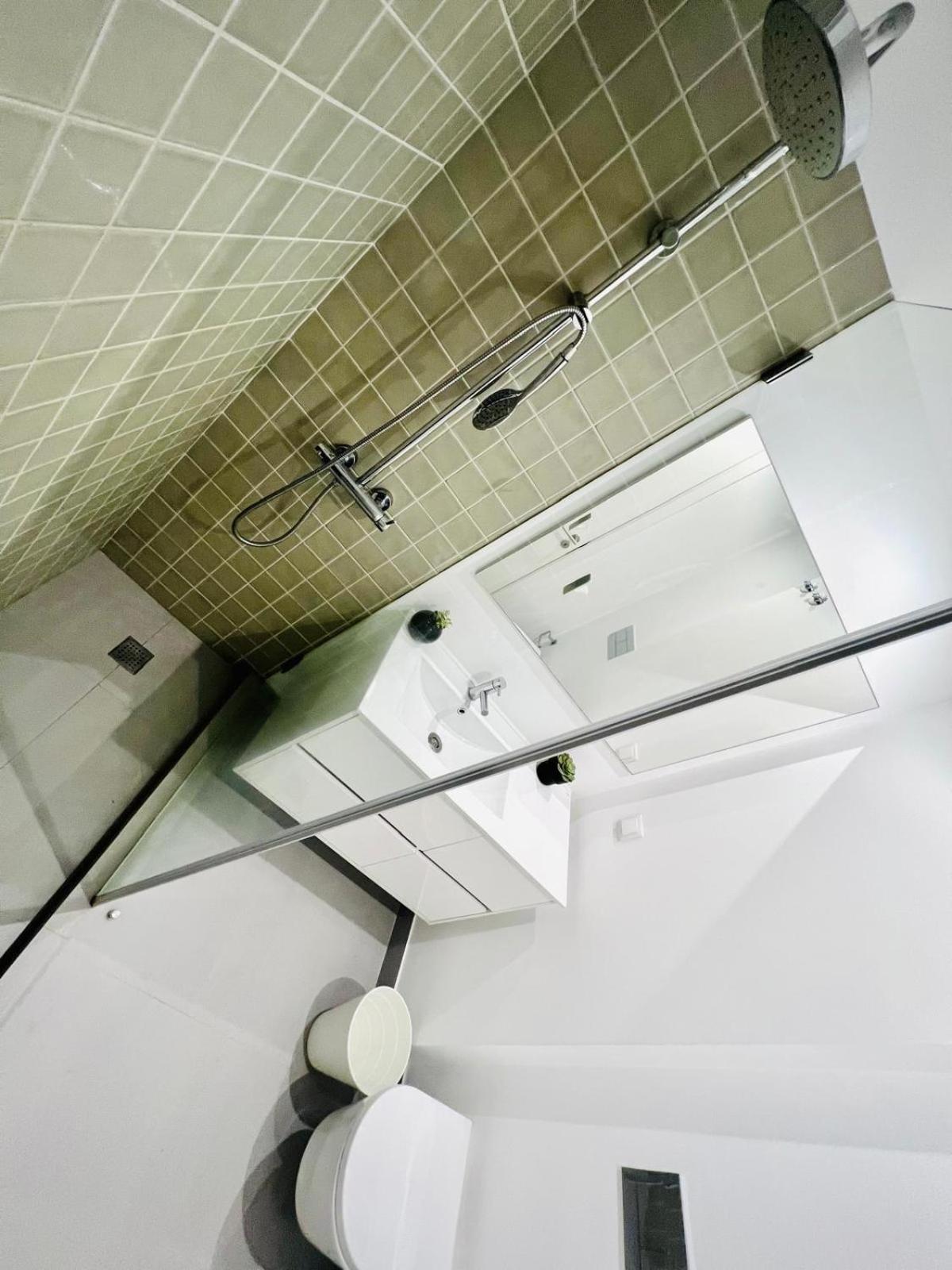 Hostel Rooms, Ideal Location For Tourists *