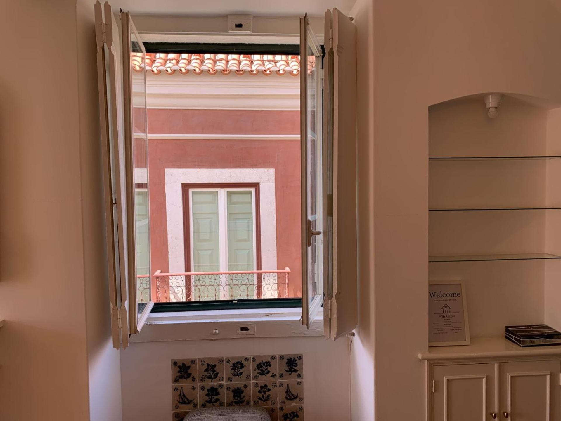 Spacious, Bright And Newly Renovated 2 Bedroom Apartment, Historical Center, Madragoa Lissabon