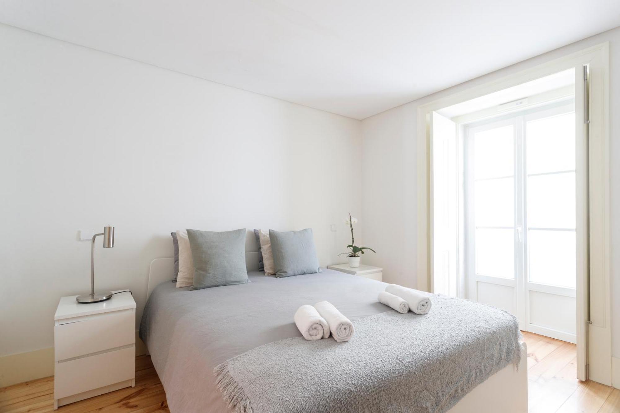Bedroom In Shared House In Chiado - Historic Center Of * Lissabon