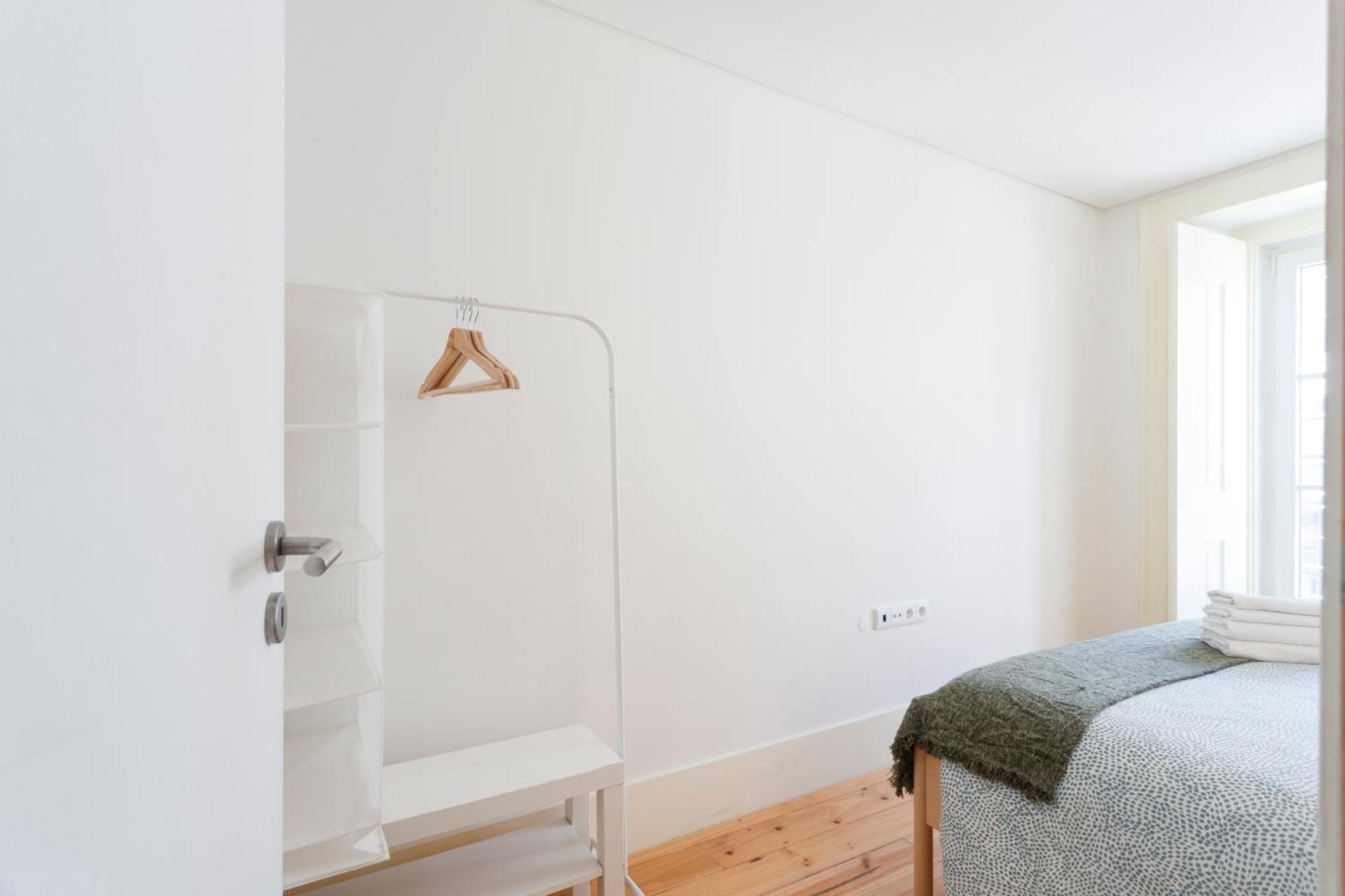 Bedroom In Shared House In Chiado - Historic Center Of * Lissabon