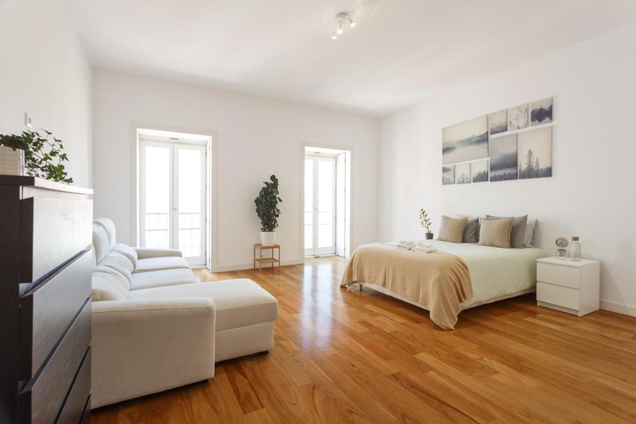 Bedooms With Shared Bathroom In In Historic Largo Do Carmo * Lissabon