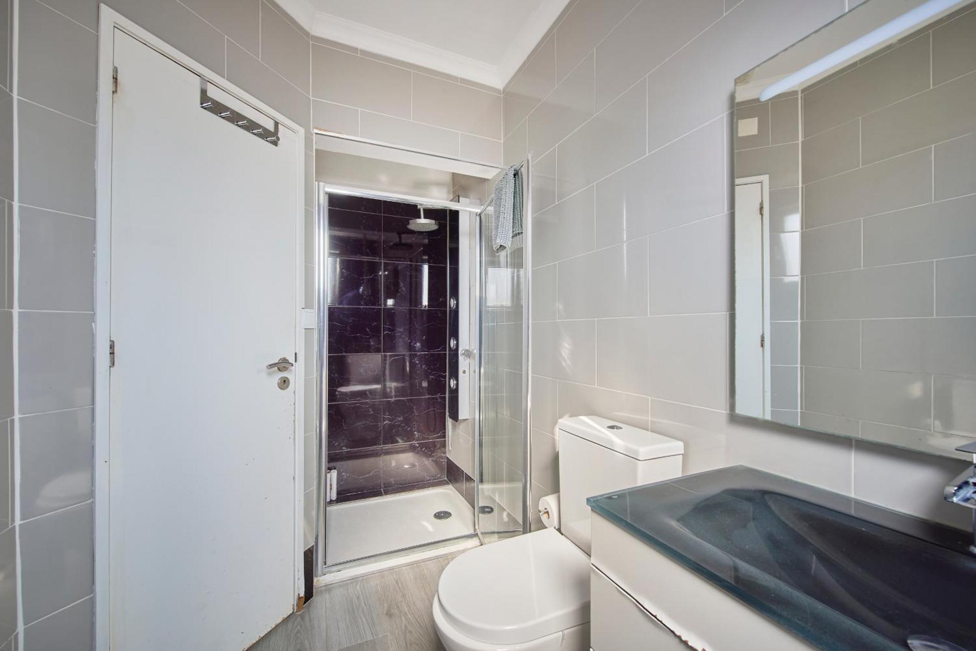 New 3 Bedroom Flat With River On Sight @alameda Lissabon