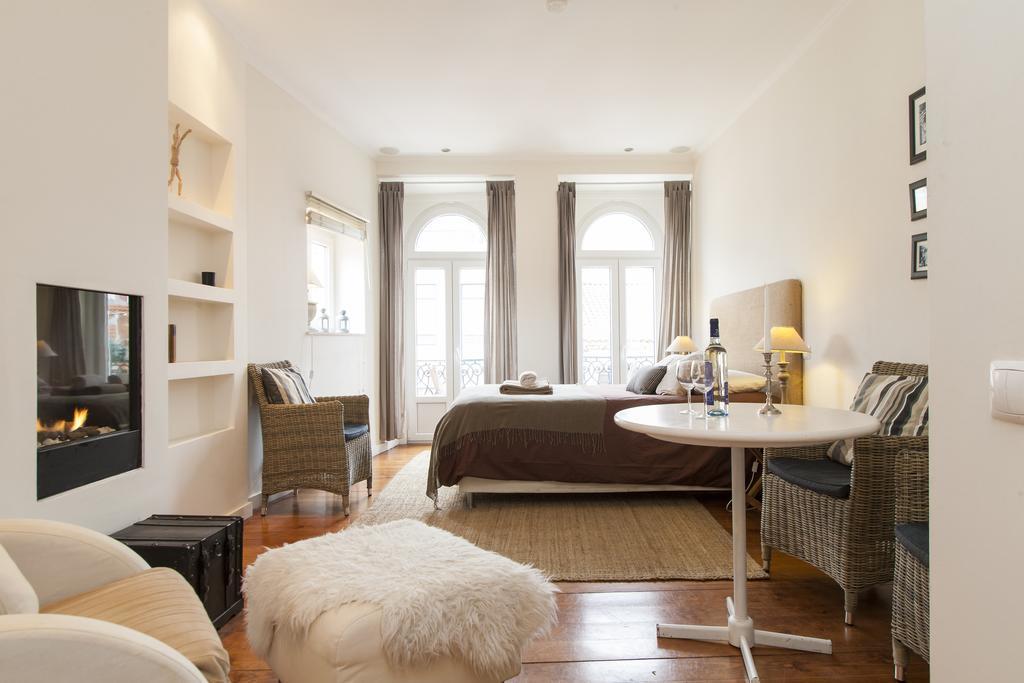 Chic 1-bed Flat With Balcony, View And Workspace, 5mins To Santa Justa Lift Apartment Lissabon