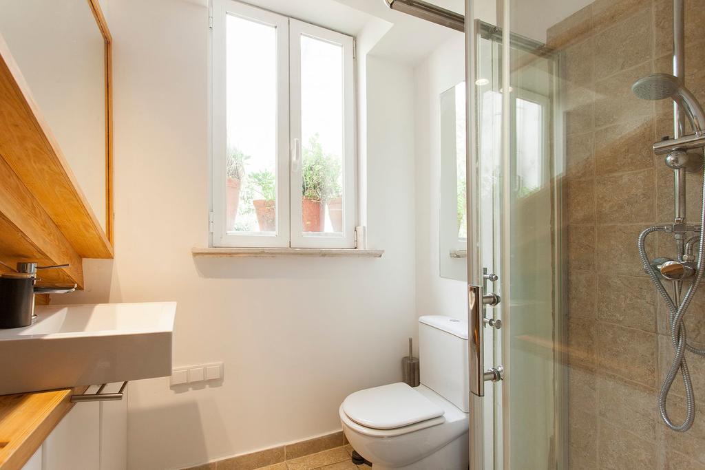 Central, Charming, Quiet, Garden And Parking Apartment *