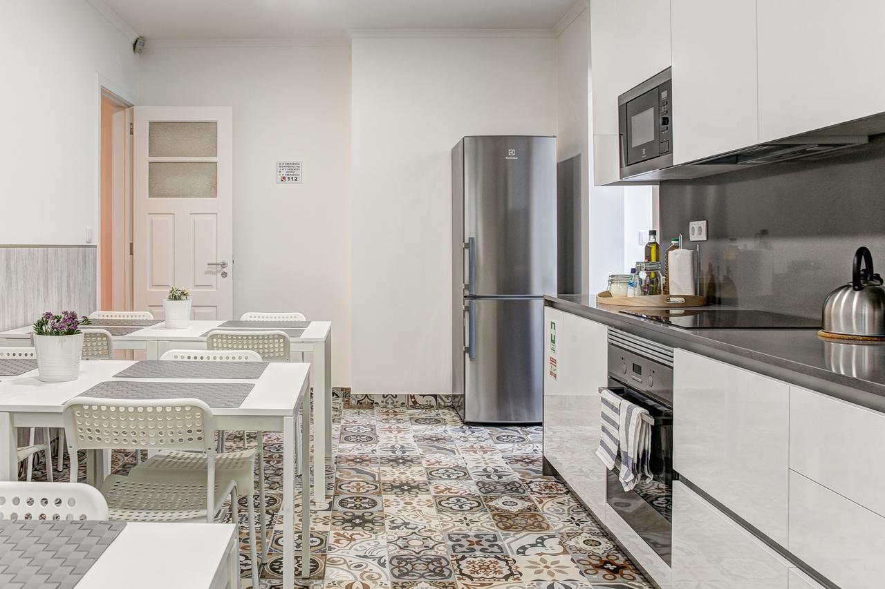 Apartment Home Out Rooms & Apartments *