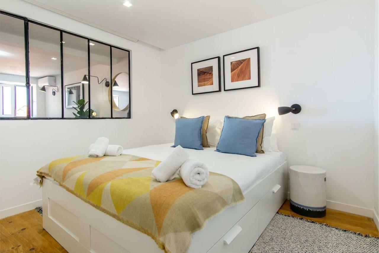 Lovelystay - Turquoise River View I
