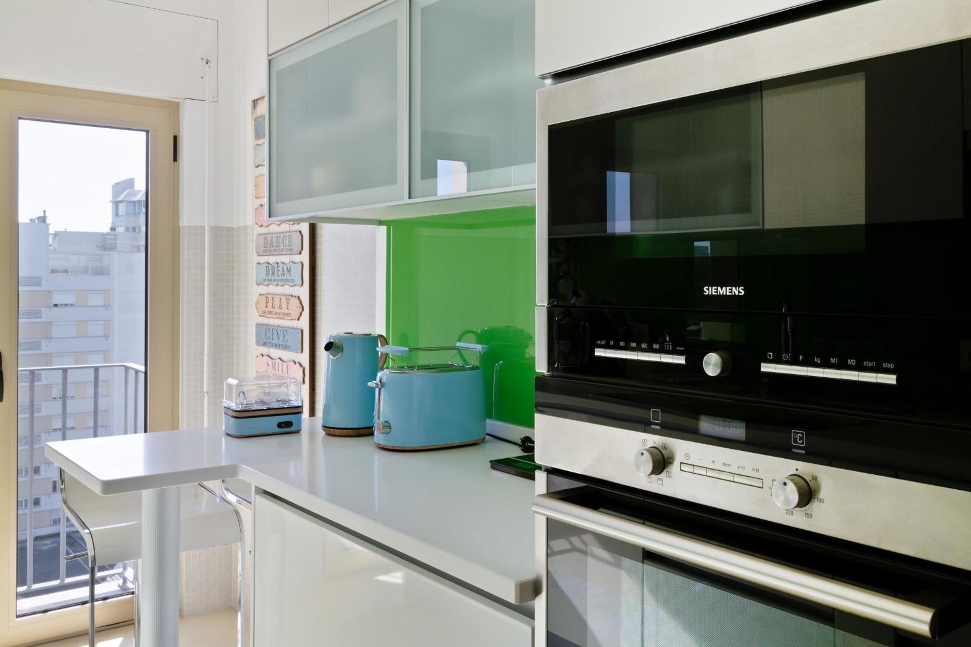 Stunning 2 Bdr Apt Sleeps 4 Nr Entrecampos Holiday home