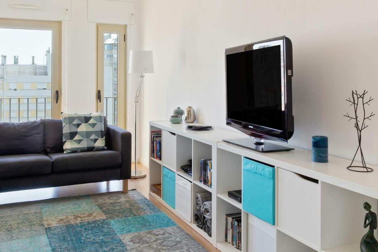 Stunning 2 Bdr Apt Sleeps 4 Nr Entrecampos Holiday home *