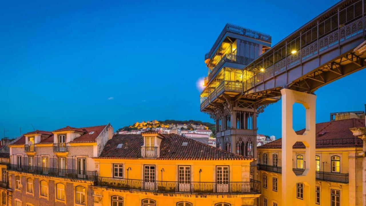 Chiado With View To The Castle Lissabon