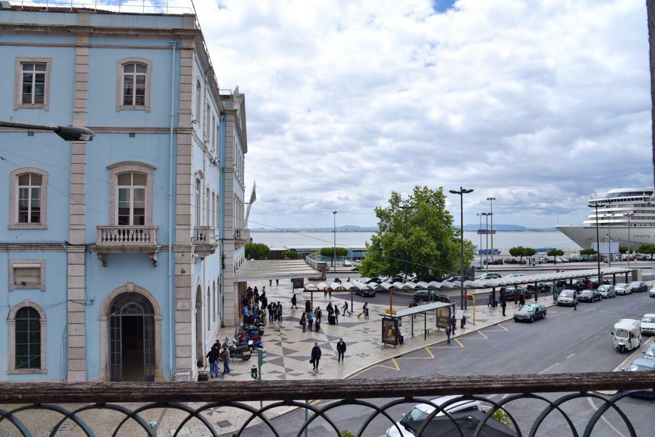 The Place Santa Apolonia * Lisboa