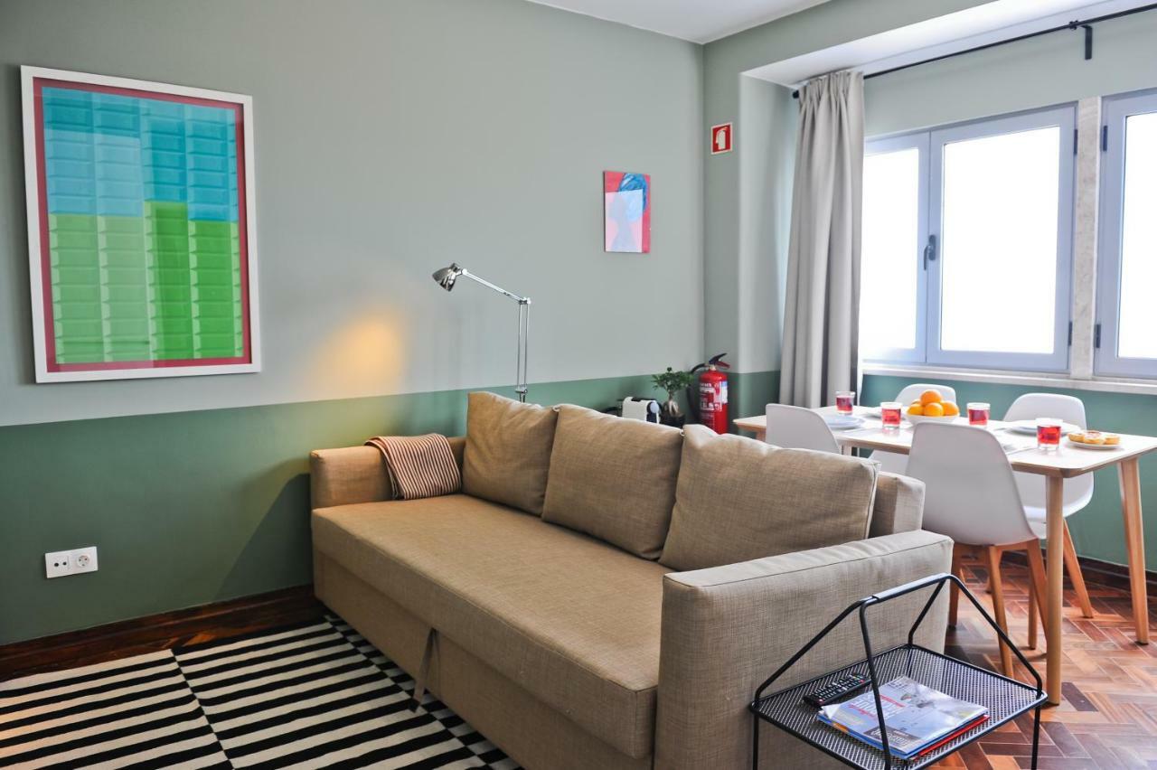 Red, Red Wine In By Misha's Place 3b Apartment Lissabon