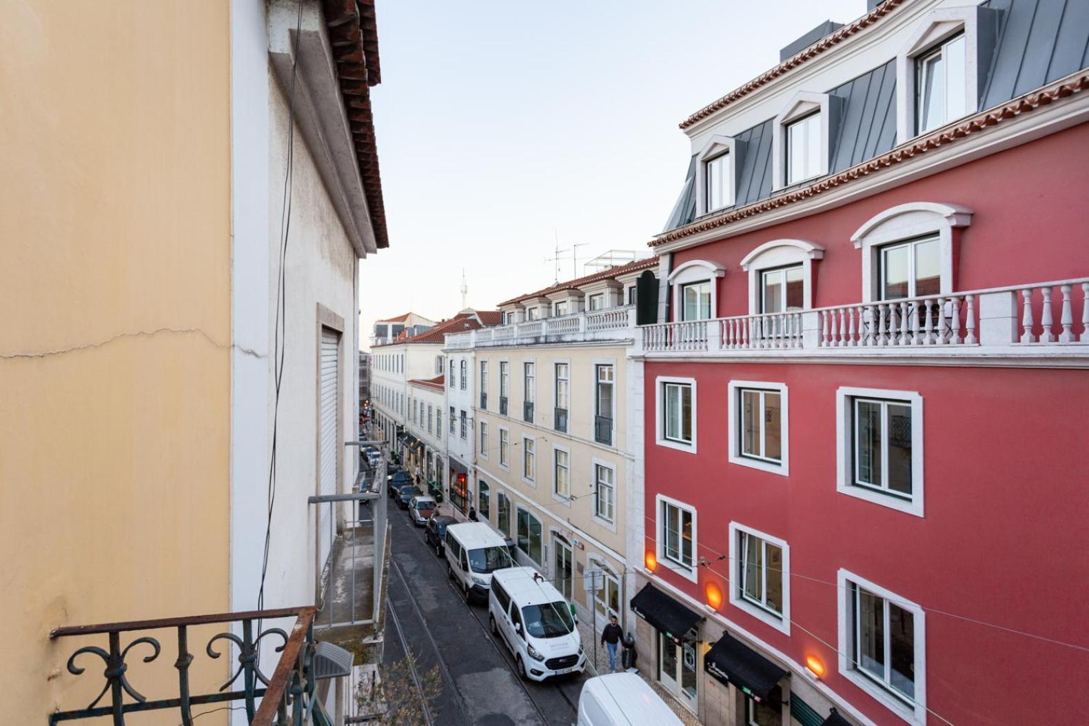 Joivy Bold And Colourful 1-bed Flat At The Heart Of Chiado, Nearby Carmo Convent Lissabon